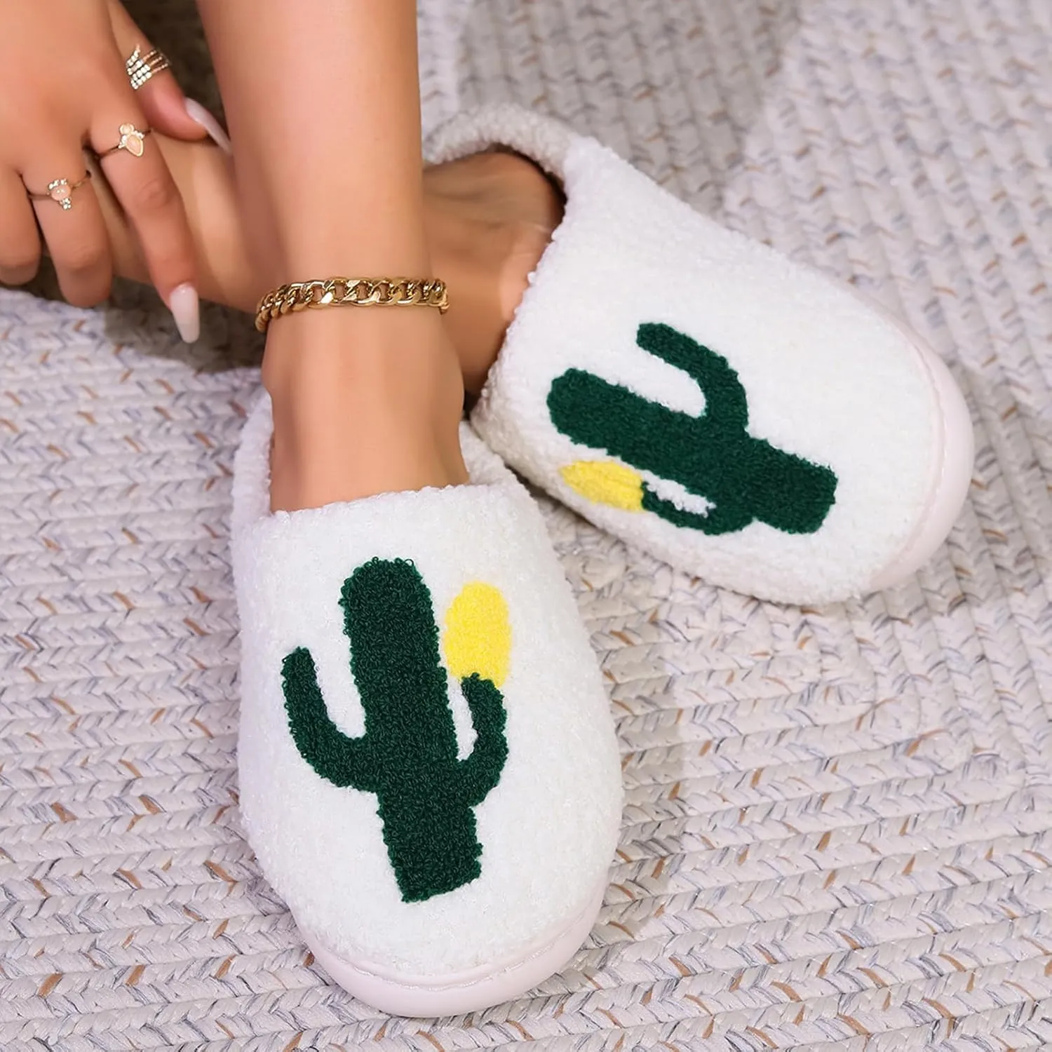 Christmas Slippers Reindeer Slippers for Women and Men Holiday Halloween Slippers Indoor Bedroom Fluffy Warm Fleece Slippers Winter Soft Cozy Home Non-Slip Soft Plush Slip-on Wool Lined House Shoes